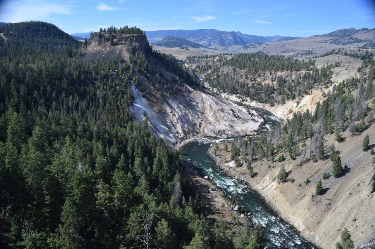 Spots like the Yellowstone National Park are representative of the beauty of our planet, which it is our duty to help protect.