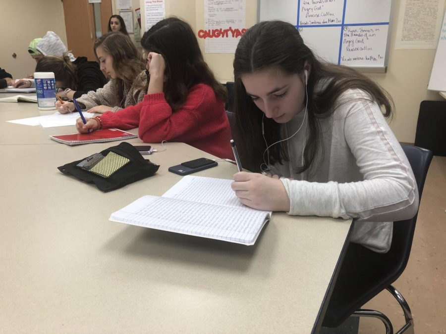 Writing in her individual journal, sophomore Arava Rose responds to the daily prompt in journaling Zman Kodesh.