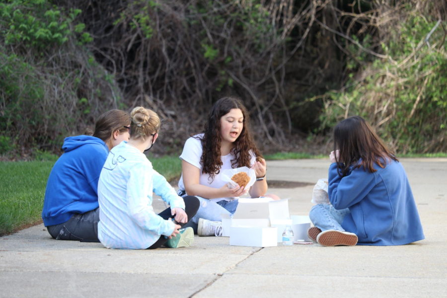A group of sophomores sit in a cirlce outside the JDS Upper School as they enjoy the Israeli-style food in honor of Yom Haatzmaut (Israeli Independence Day).