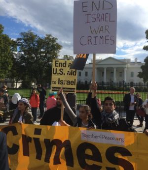 A crowd gathers outside the white house to protest the actions of Israel. 