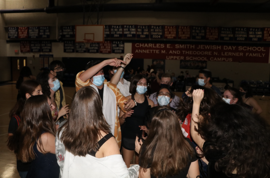 Seniors create a moshpit while dancing to music. 