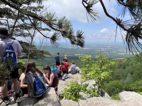 Students on the hiking trip stop for lunch at Annapolis Rock. 