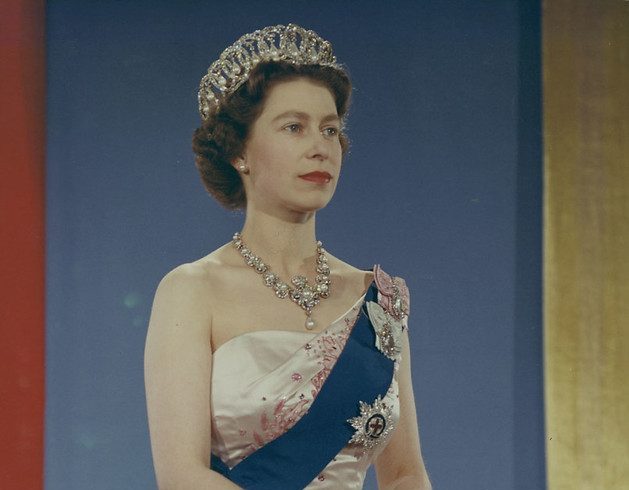 Queen Elizabeth II wearing crown, blue sash and pink gown / La Reine Élizabeth II portant la couronne, la ceinture bleue et la toge rose by BiblioArchives / LibraryArchives is licensed under CC BY 2.0.