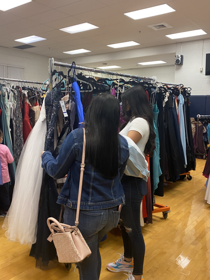 Students+peruse+through+the+plethora+of+donated+prom+dresses+at+a+giveaway+event.
