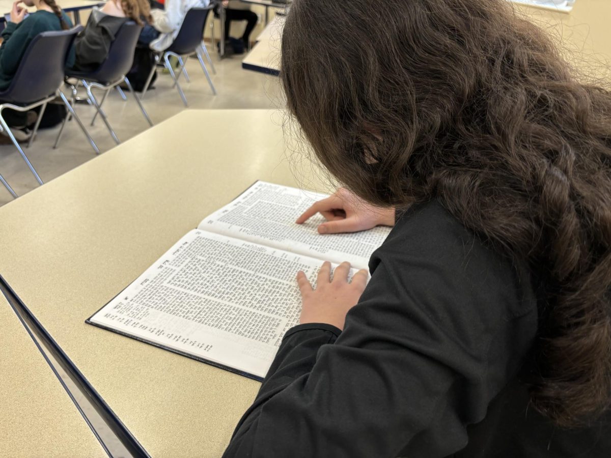 Freshman Yarden Wilkenfeld dives deep into the text of her Talmud I class. Many students who want to take a full year of Jewish text class choose Talmud.