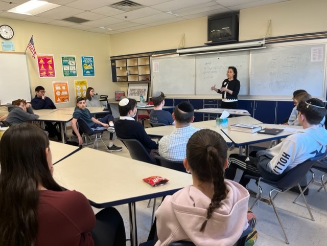 Certified digital wellness educator Corrine Yourman leads a session titled Your Digital Life and Your Jewish Values to members of the high school community.