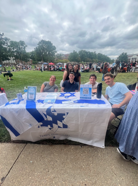 Ella Elimelech ('23) runs a booth for Terps for Israel at a UMD club fair.