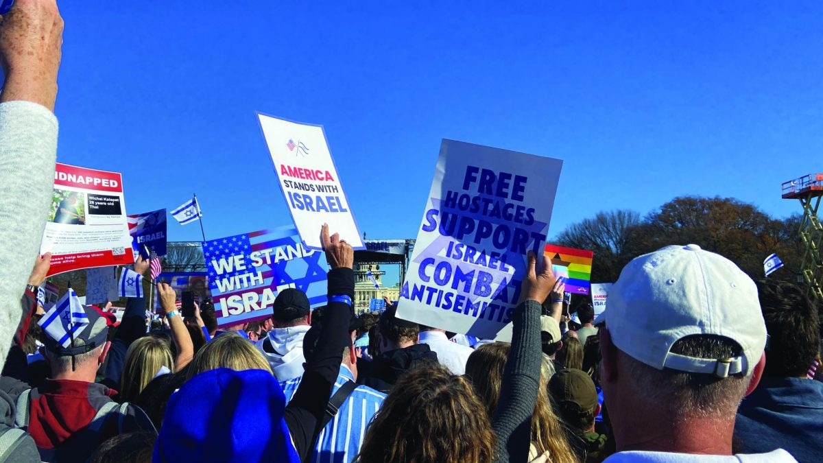 In the largest pro Israel rally in U.S. history,
almost 300,000 people gathered together on the
Washington National Mall. 