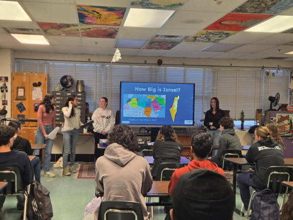 Junior Mia Forseter explains the history of Israel and Zionism to non-Jewish students.