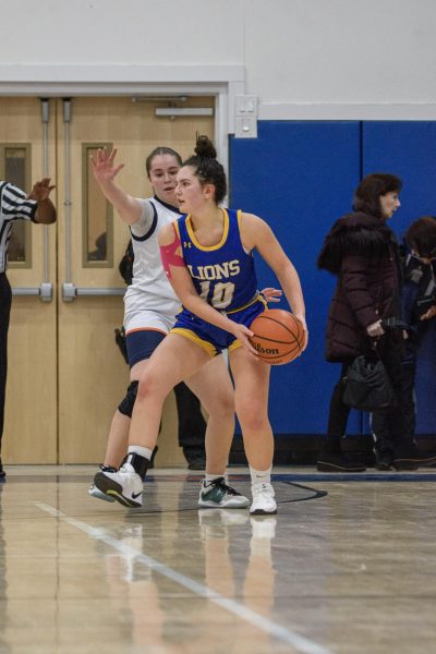 Junior Ella Longman swings the ball around looking for an open shot.